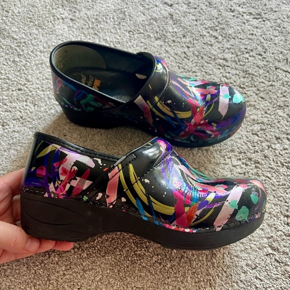 Dansko XP 2.0 Women’s Size 37 Leather Nurse Clog Black Colorful Paint Swirl - Picture 1 of 7